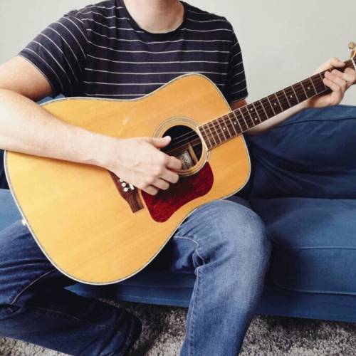 Die Haltung der Gitarre – Üben für Anfänger