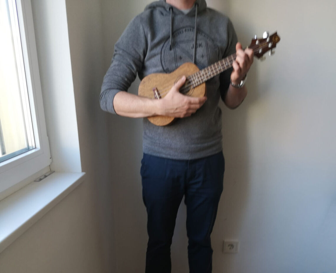 Die Haltung der Ukulele Grundlagen zum halten und greifen bandup